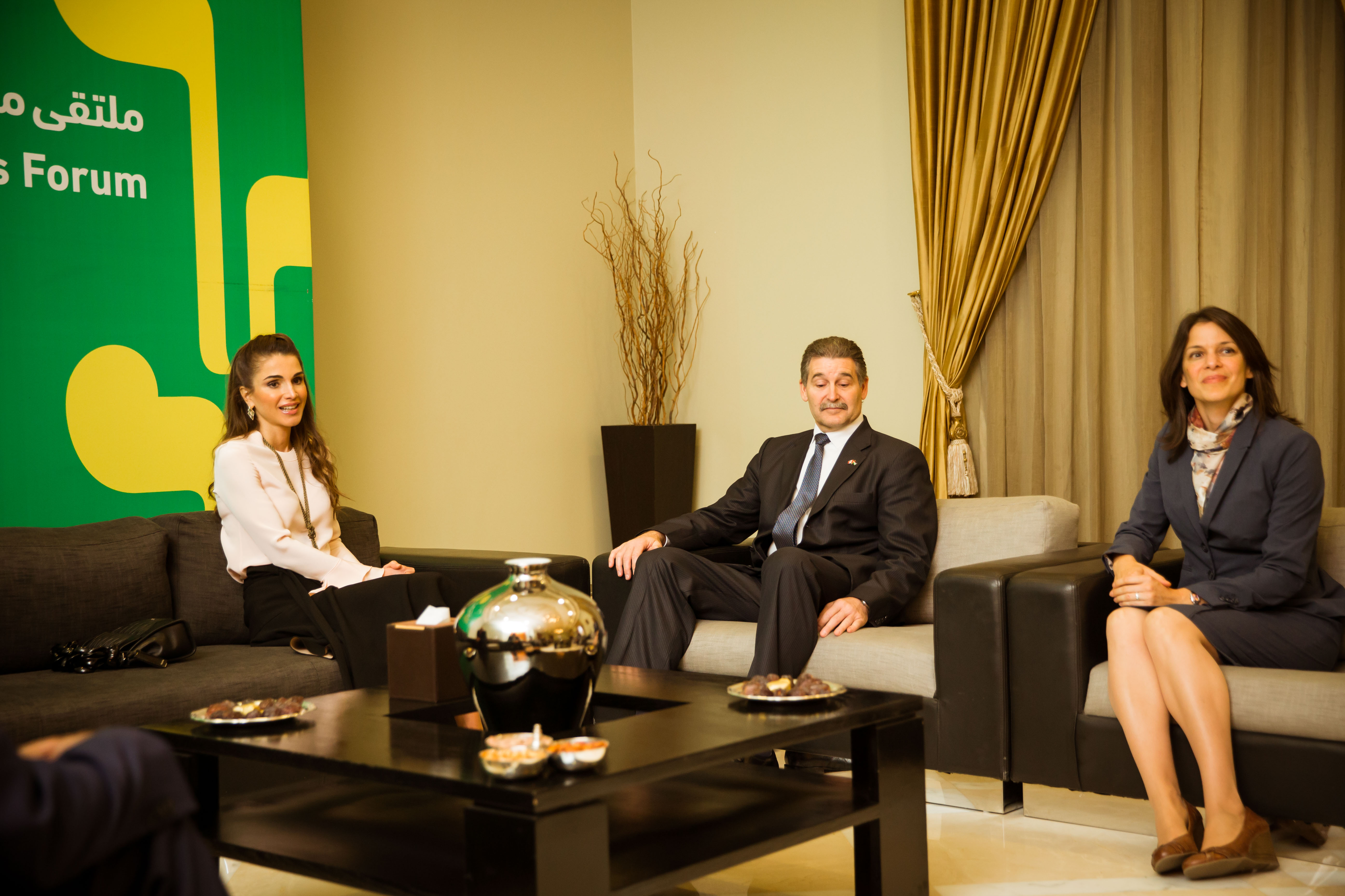 Queen Rania meets Canadian ambassador to Jordan