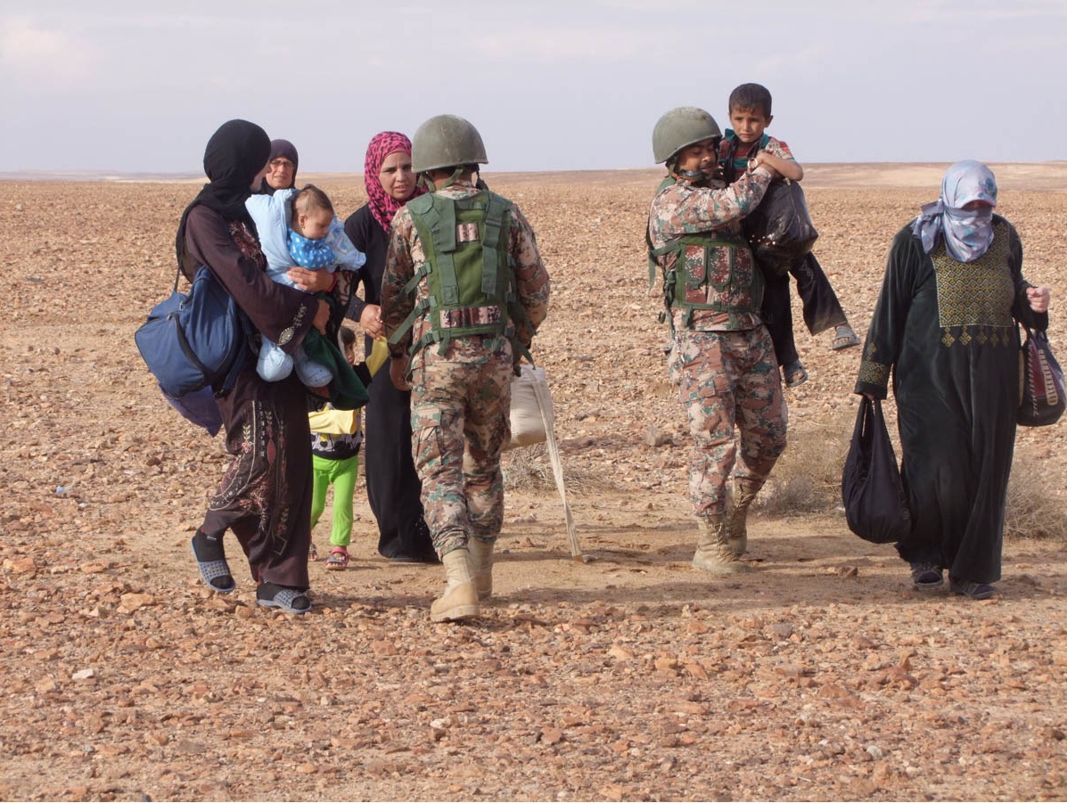 Border guards receive 43 Syrian refugees