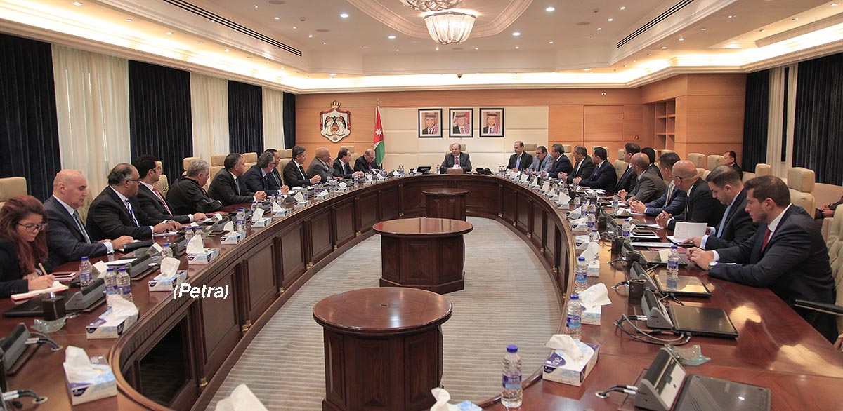 PM meets representatives of trade and services sector