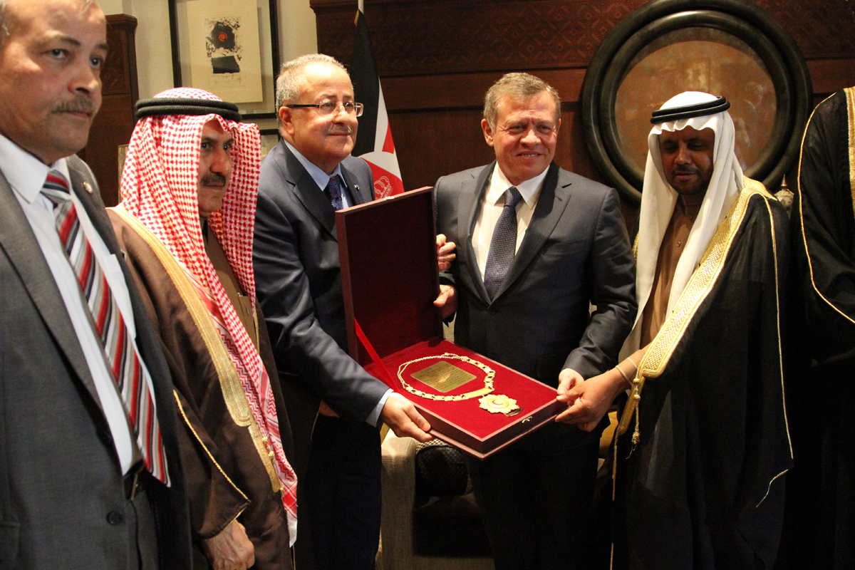 King receives medal from Arab Red Crescent, Red Cross Organization