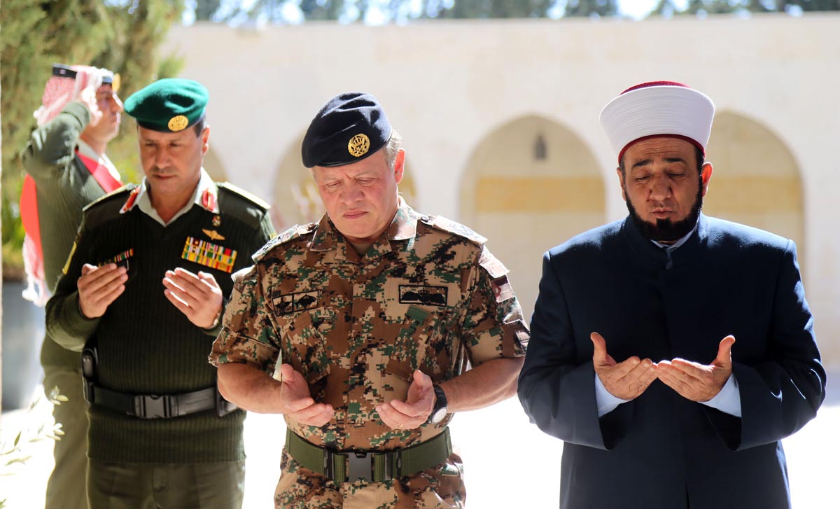 King visits tomb of late King Hussein