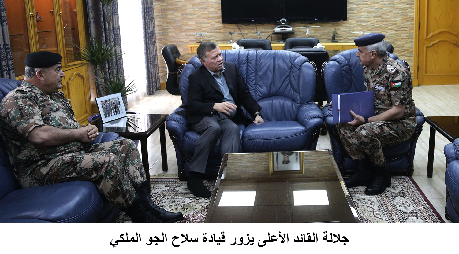 King visits Royal Air Force Command