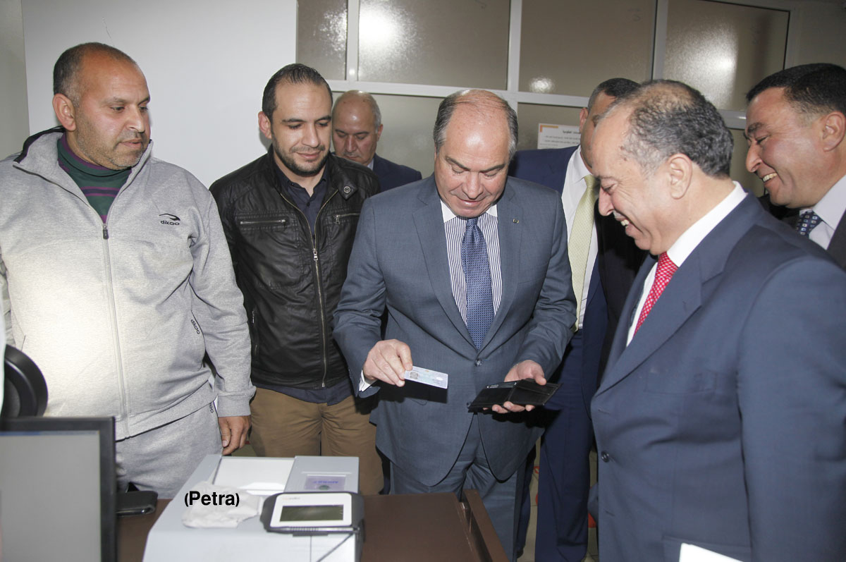 PM checks on work of issuing smart IDs for citizens