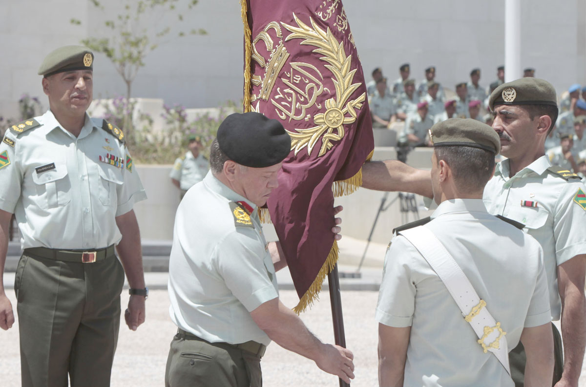 King presents Supreme Commander’s Flag to army battalion