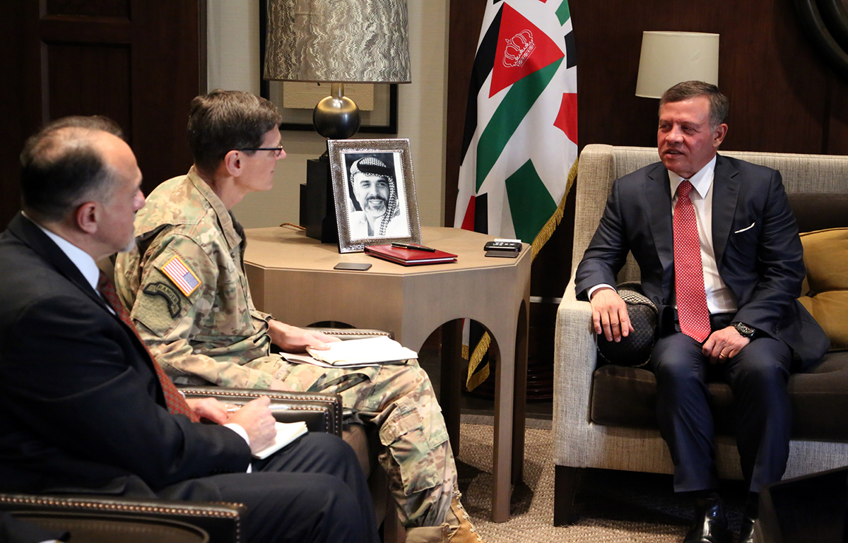 King meets US military official