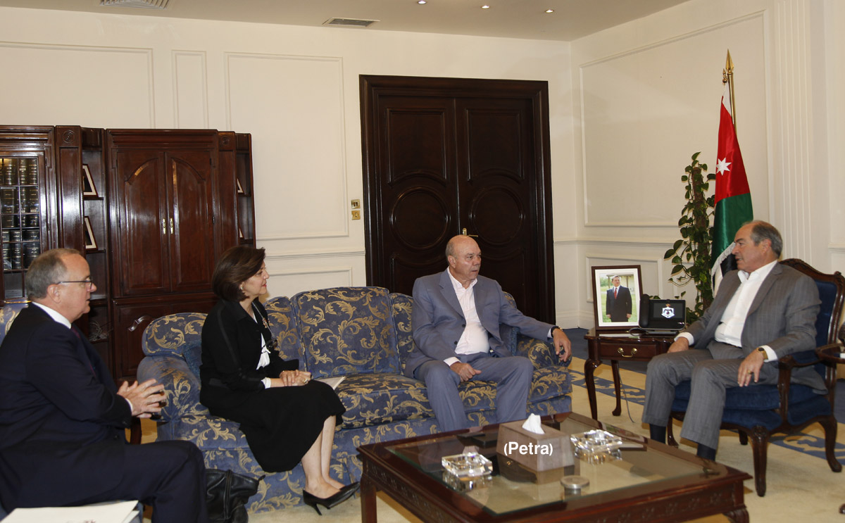 PM receives chairman, rapporteur of Senate panel
