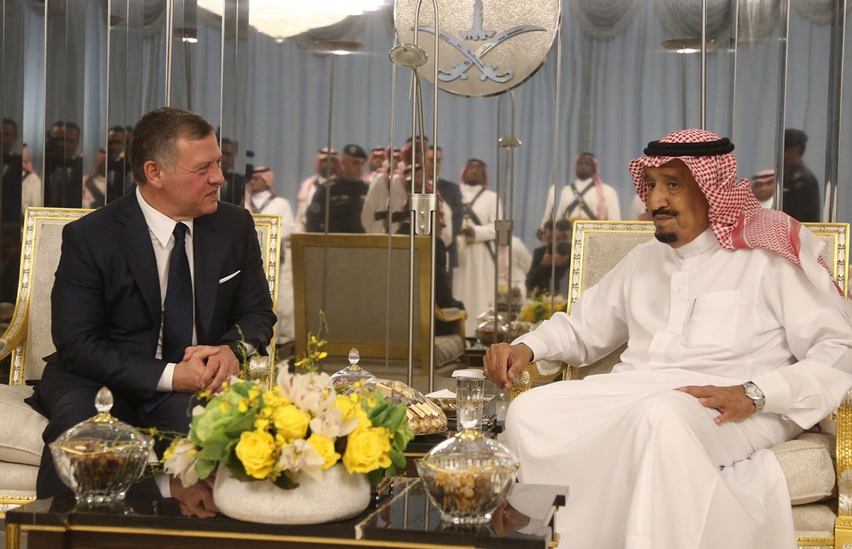 King performs Umrah, meets King Salman