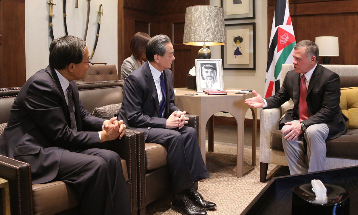 King discusses with Chinese FM bilateral ties, regional developments