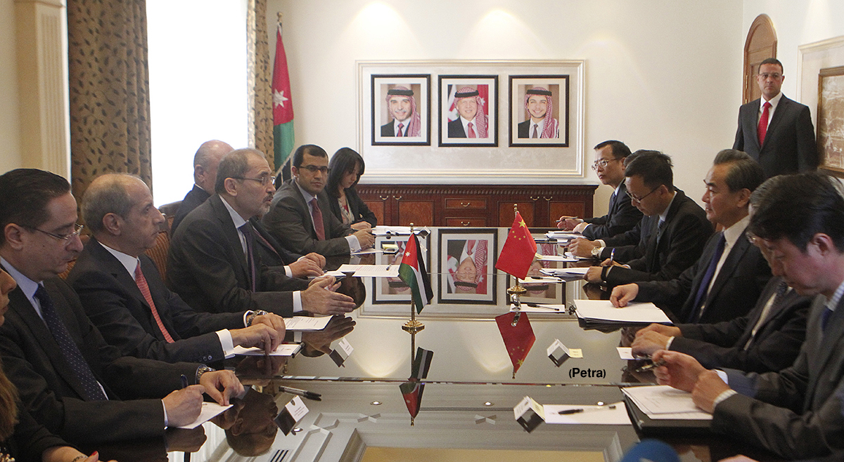 FM, Chinese counterpart discuss bilateral ties