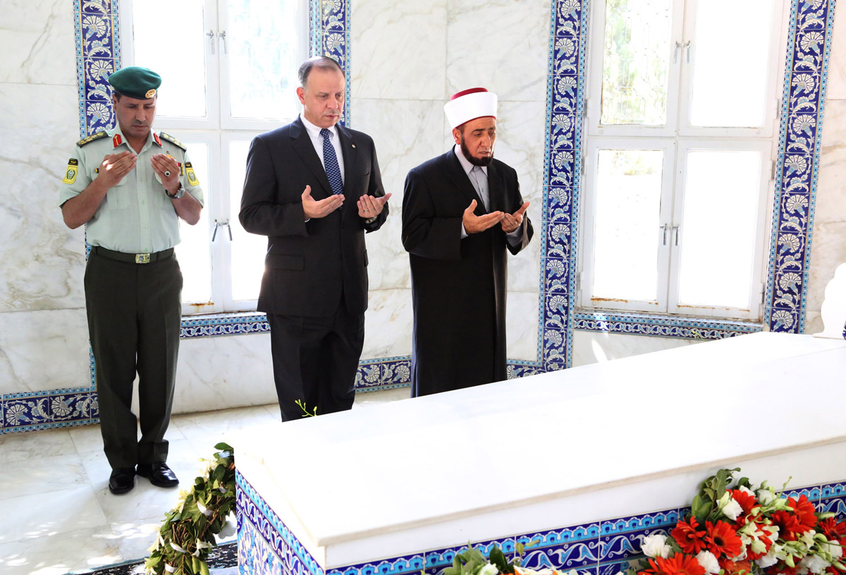 Regent visits King Talal's tomb