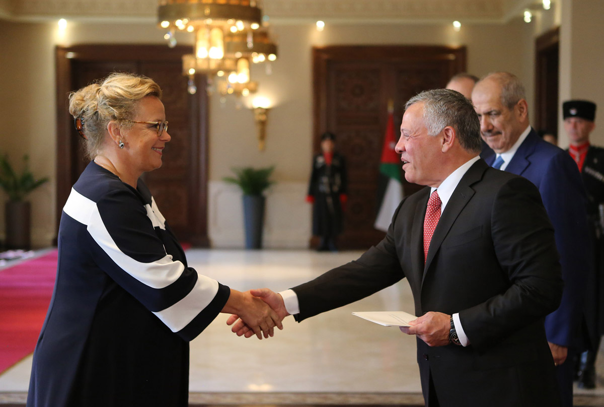 King receives credentials of new envoys