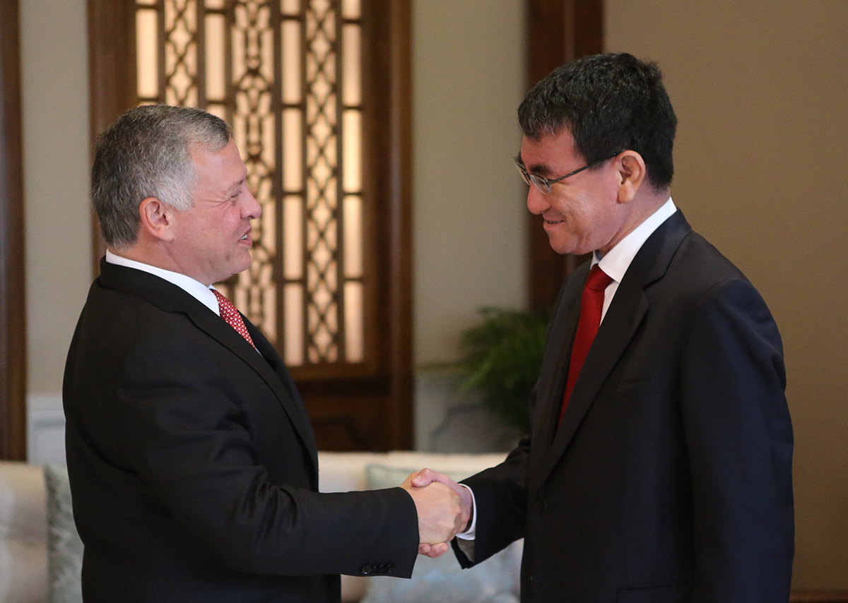 King receives Japan's foreign minister