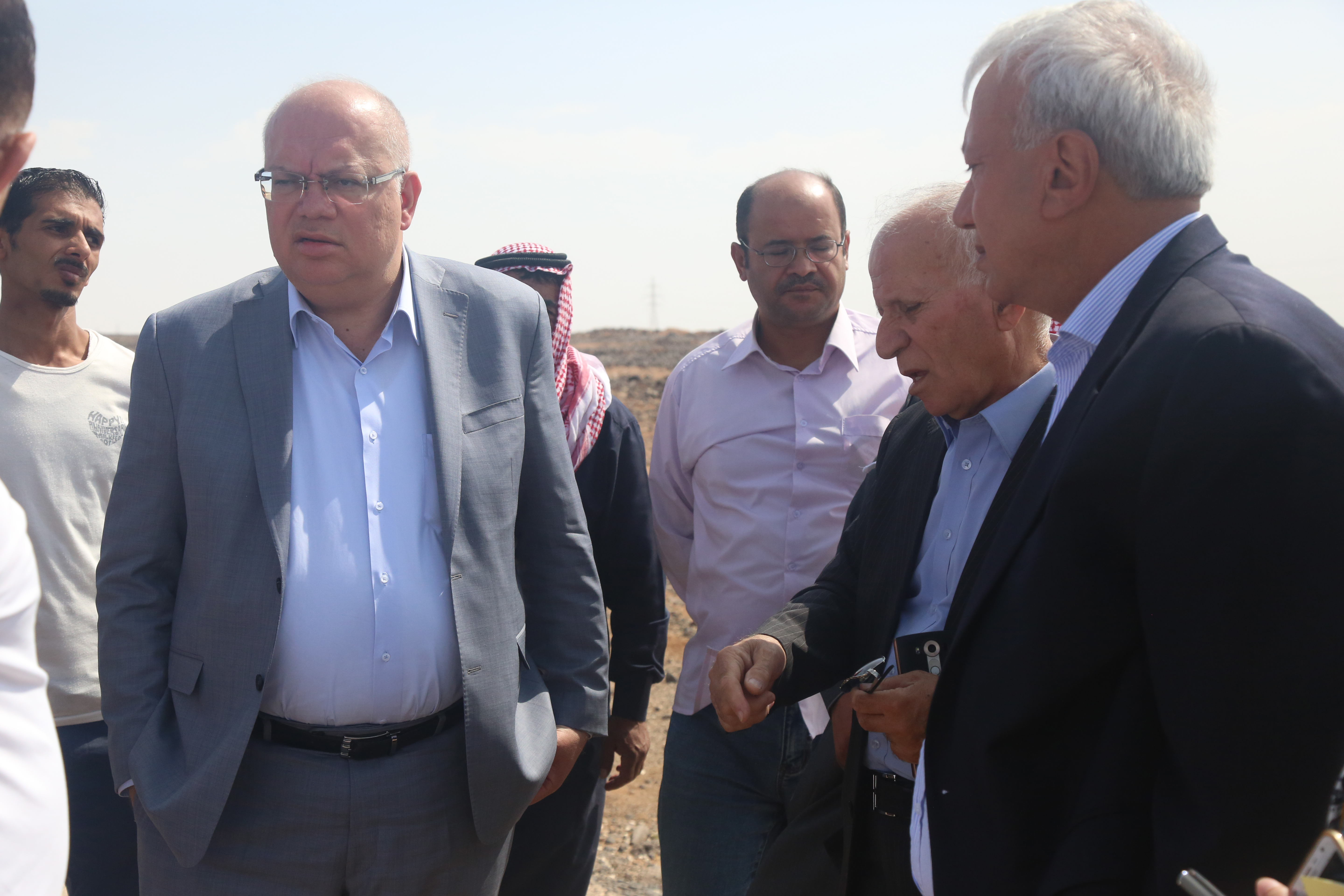 Minister inspects repair of highway after Iraq reopens border