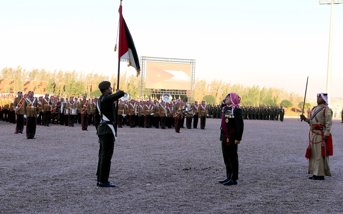King attends annual Flag Parade, presents Great Arab Revolt Flag to Jafar bin Abi Taleb Battalion
