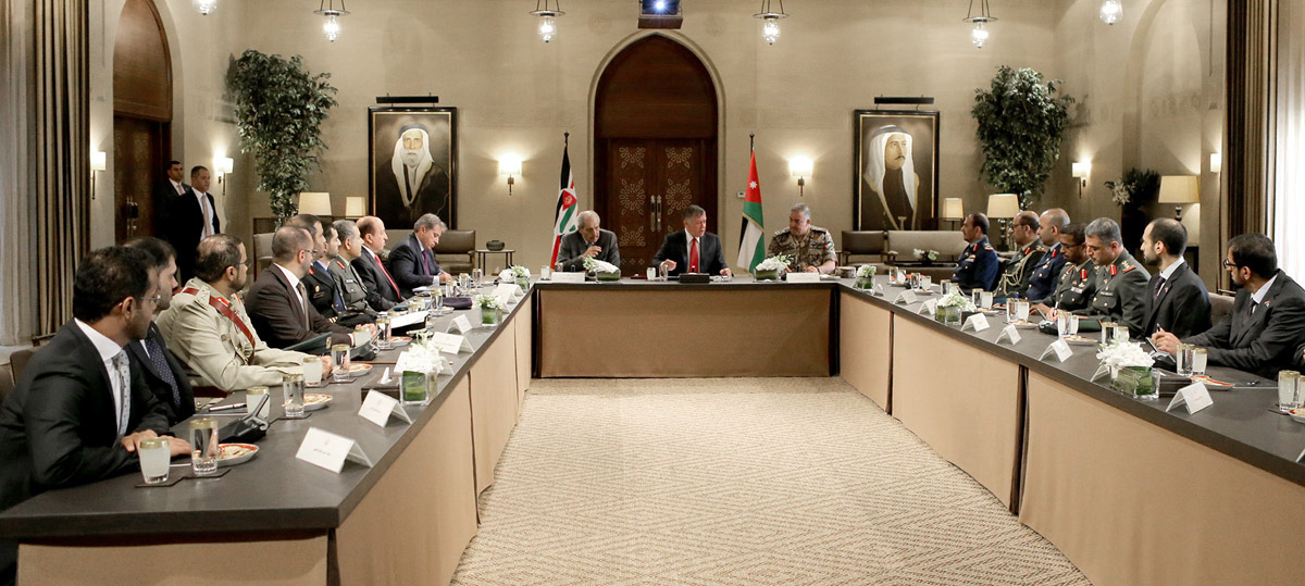 King receives UAE defense college delegation