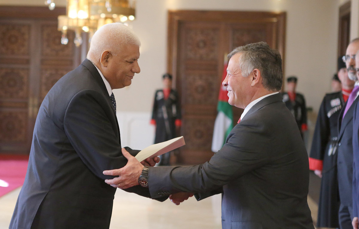 King accepts credentials of new ambassadors