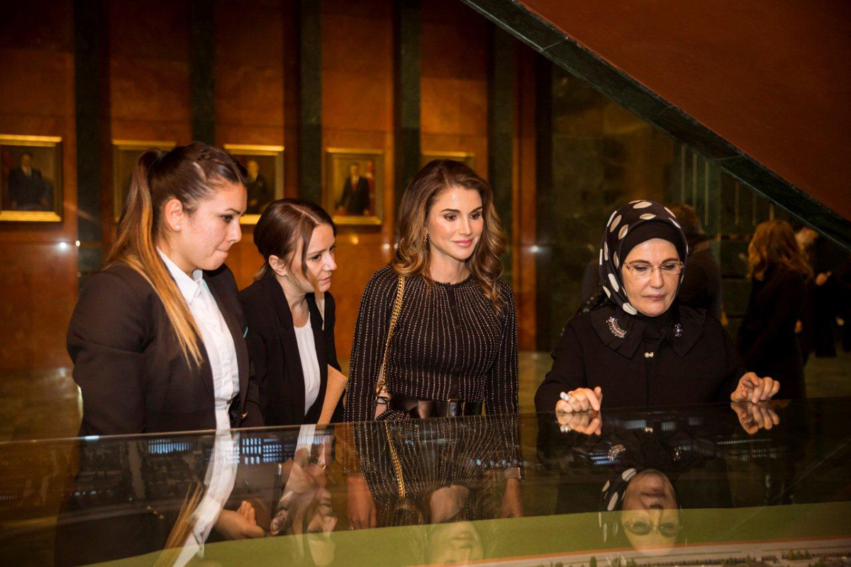 Queen meets with Turkey's First Lady
