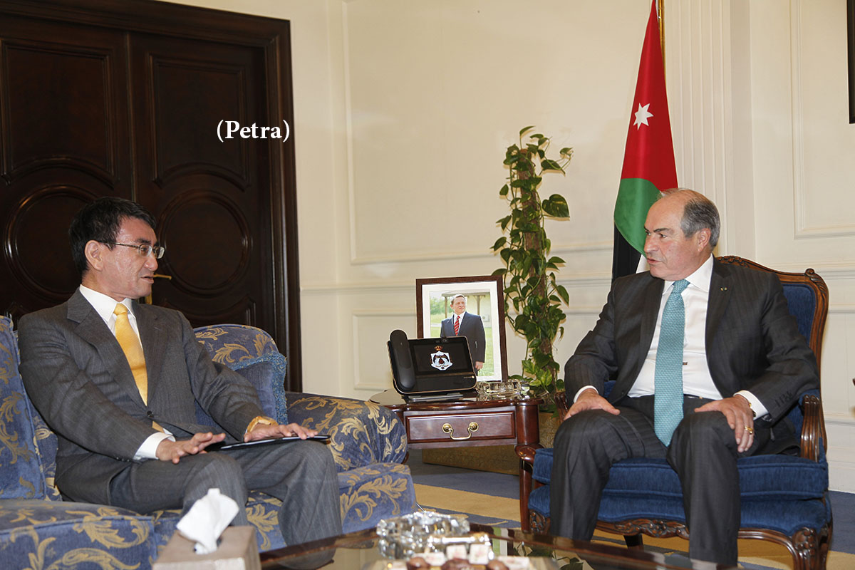 PM receives Japanese Foreign Minister