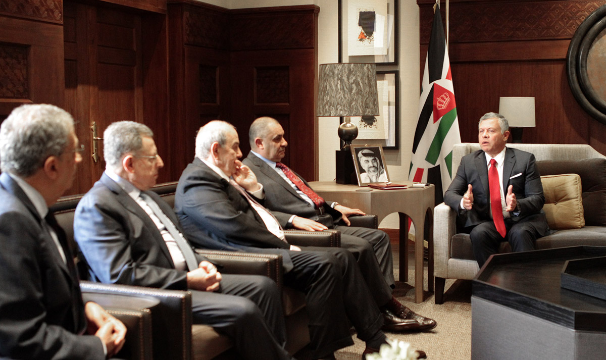 King meets Arab and International Relations Council delegation