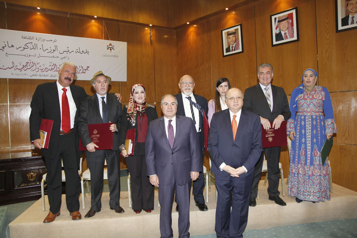 PM presents State Awards to winners