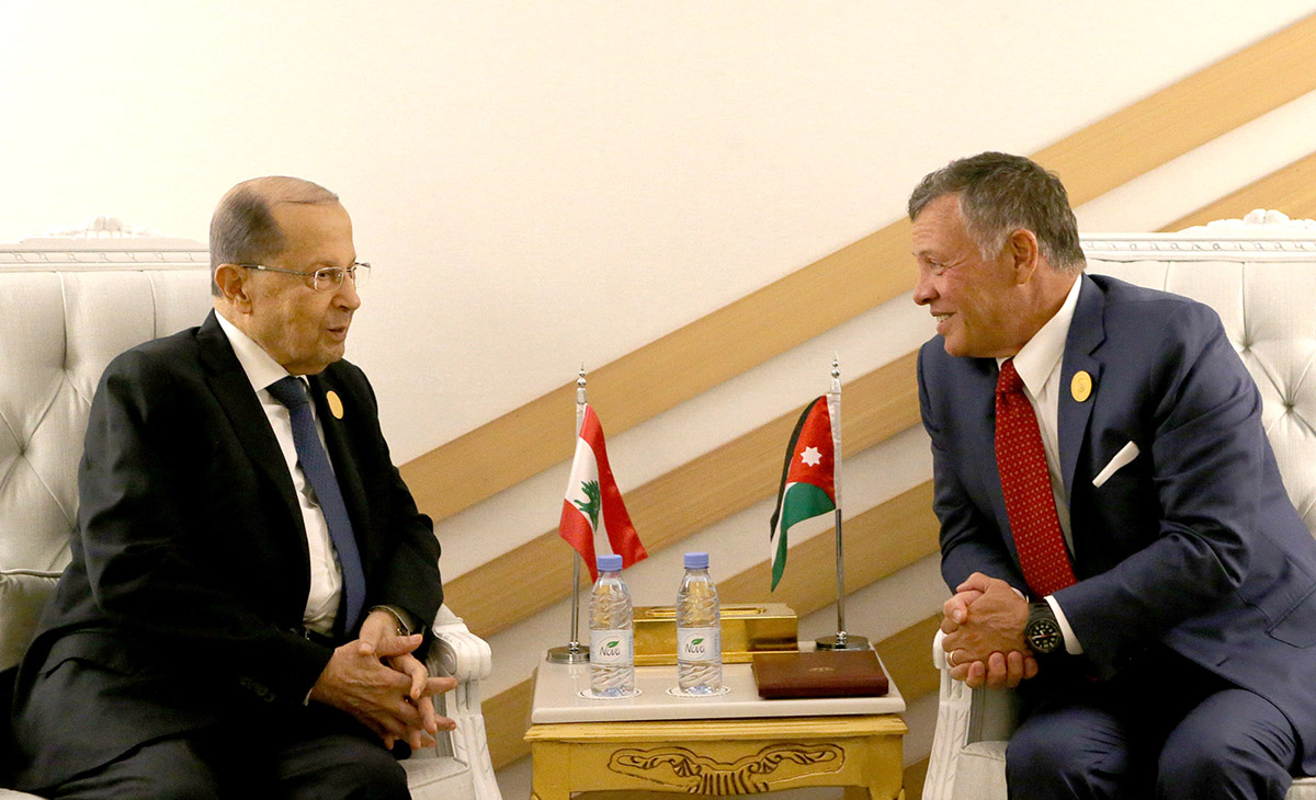 King meets with Arab leaders, officials on sidelines of Arab Summit