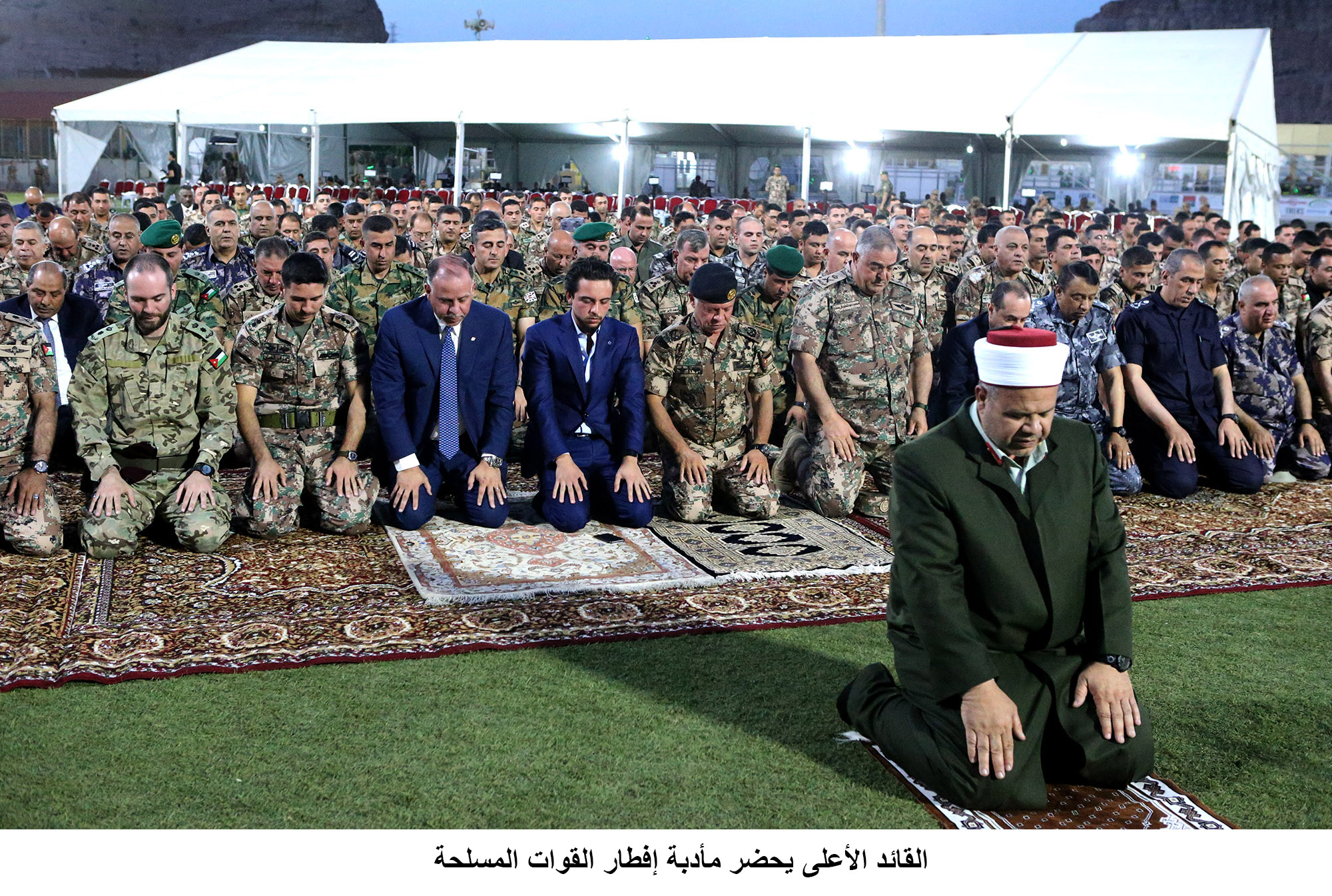 King attends army Iftar banquet