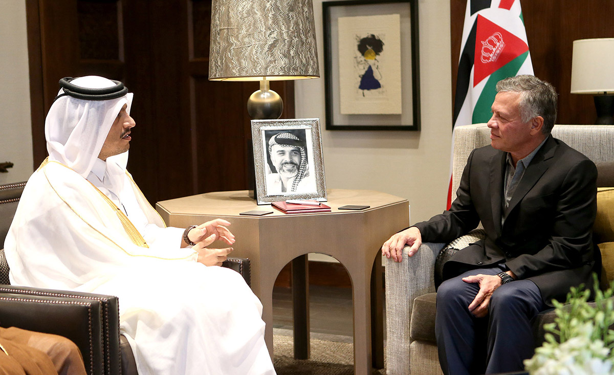 King receives Qatari deputy prime minister and foreign minister