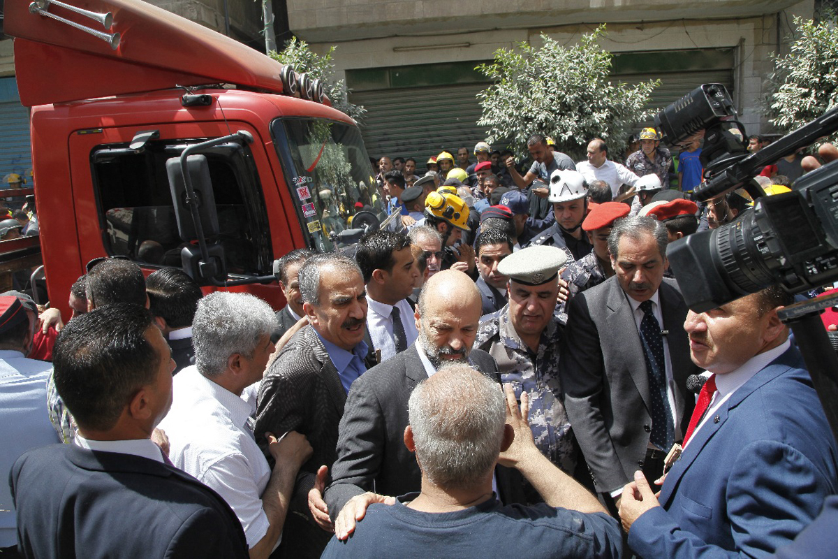 PM visits site of collapsed building in Zarqa, checks on rescue efforts