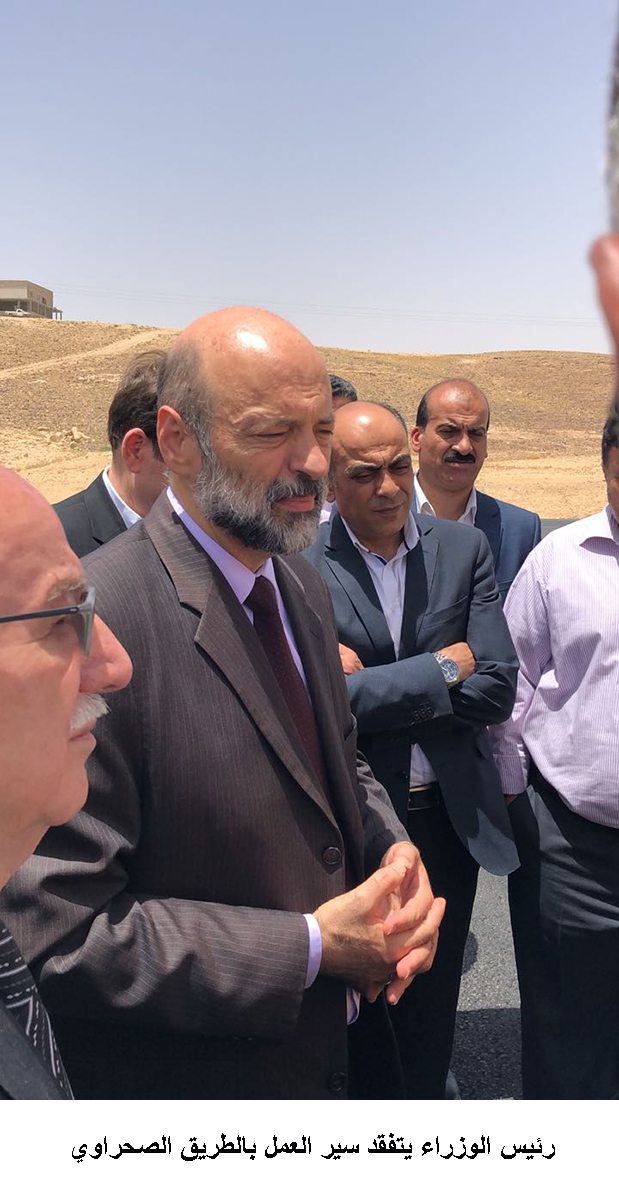 رئيس الوزراء يتفقد سير العمل بالطريق الصحراوي <br>