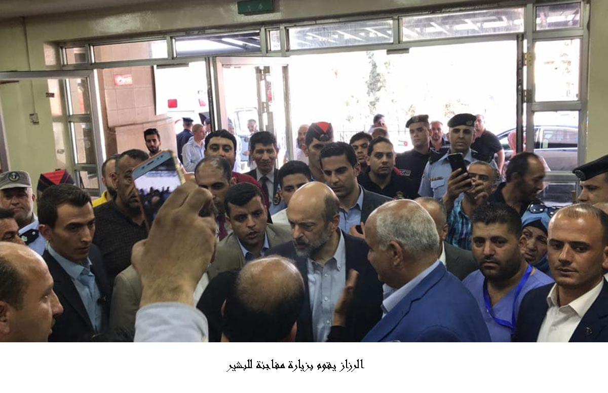 الرزاز يعود أحد مرتبات الأمن العام ويقوم بزيارة مفاجئة للبشير <br>