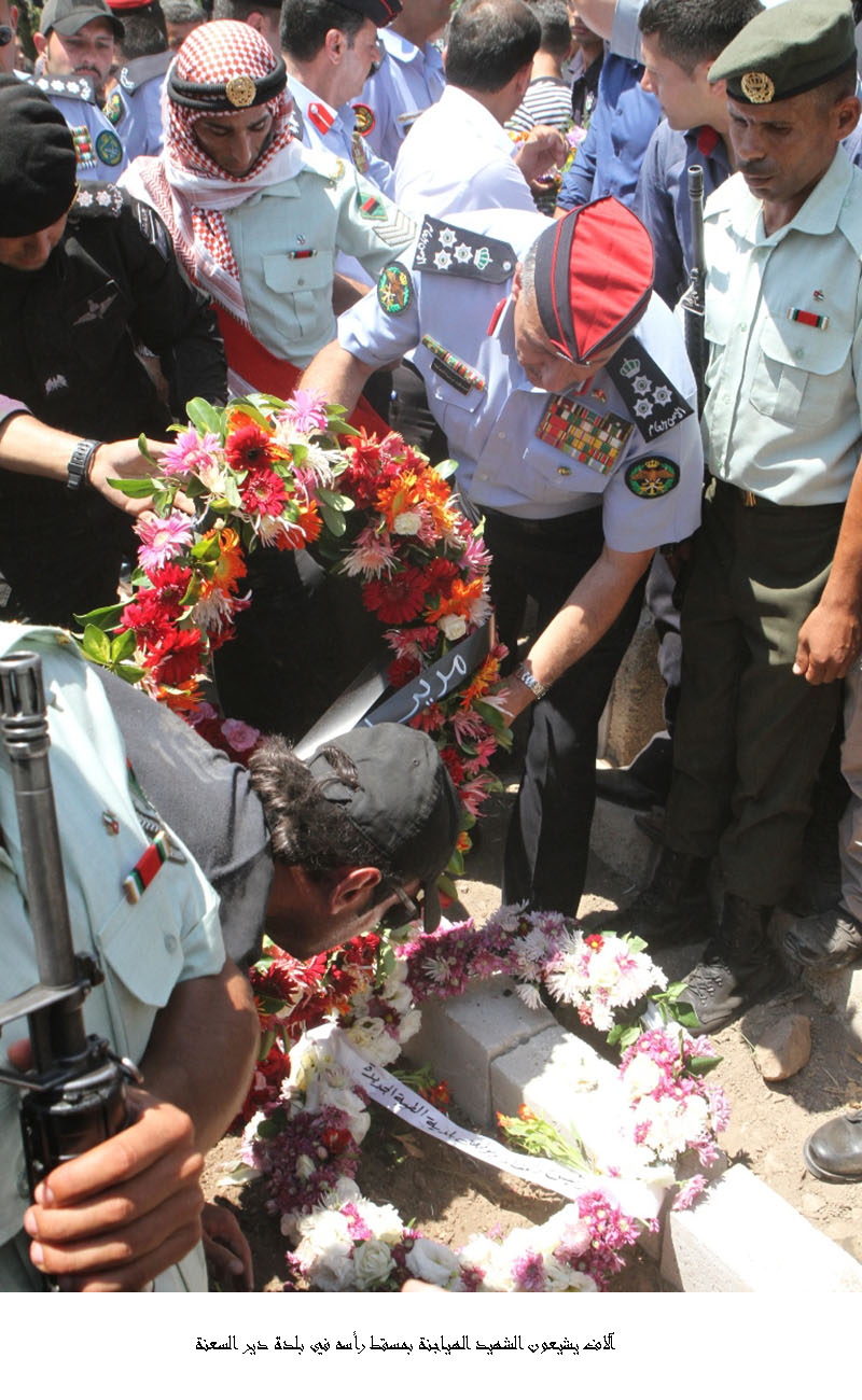 آلاف يشيعون الشهيد الهياجنة بمسقط رأسه في بلدة دير السعنة <br>