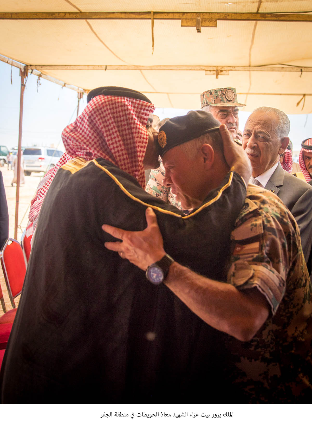 الملك يزور بيت عزاء الشهيد معاذ الحويطات بمنطقة الجفر<br>