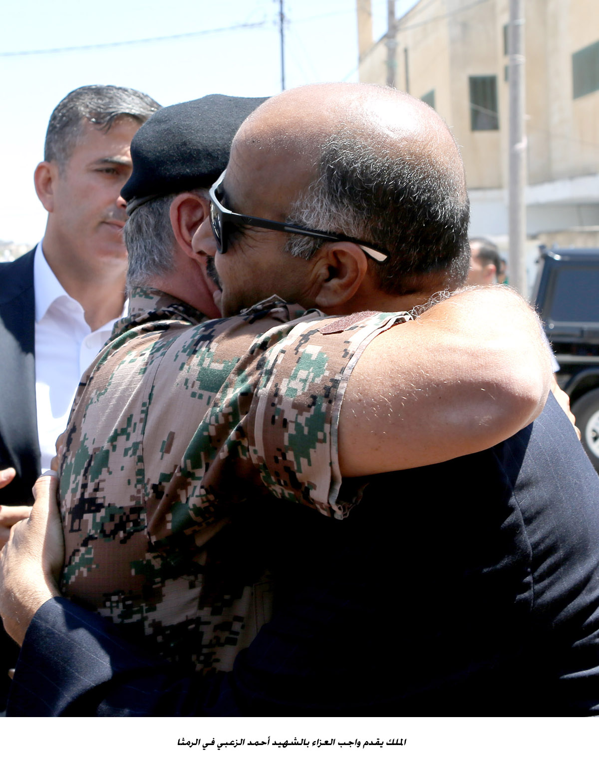 الملك يقدم واجب العزاء بالشهيد أحمد الزعبي في الرمثا <br>