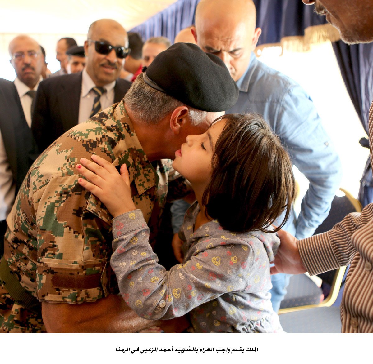 الملك يقدم واجب العزاء بالشهيد أحمد الزعبي في الرمثا <br>