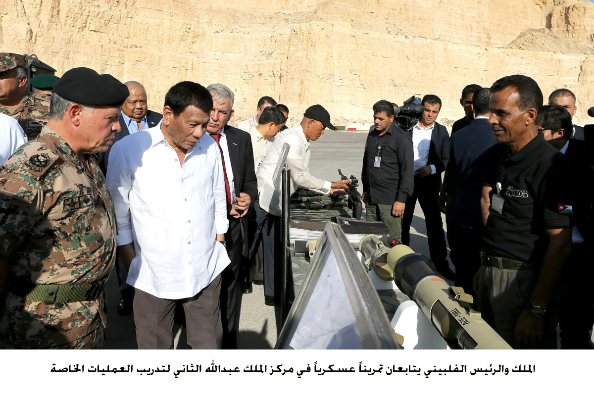 الملك والرئيس الفلبيني يتابعان تمريناً عسكرياً في مركز الملك عبدالله الثاني لتدريب العمليات الخاصة <br>