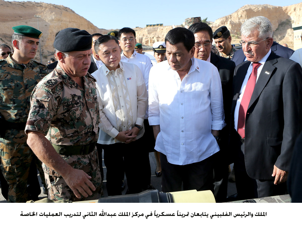 الملك والرئيس الفلبيني يتابعان تمريناً عسكرياً في مركز الملك عبدالله الثاني لتدريب العمليات الخاصة <br>