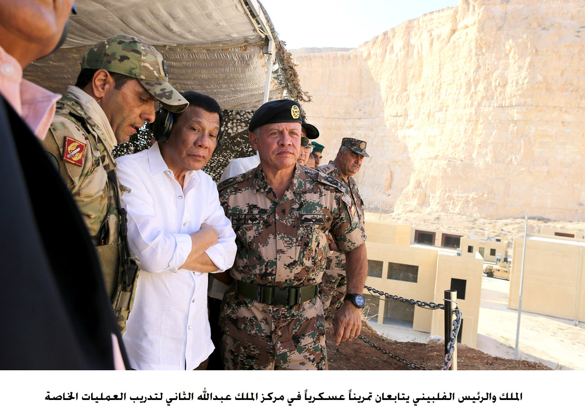 الملك والرئيس الفلبيني يتابعان تمريناً عسكرياً في مركز الملك عبدالله الثاني لتدريب العمليات الخاصة <br>