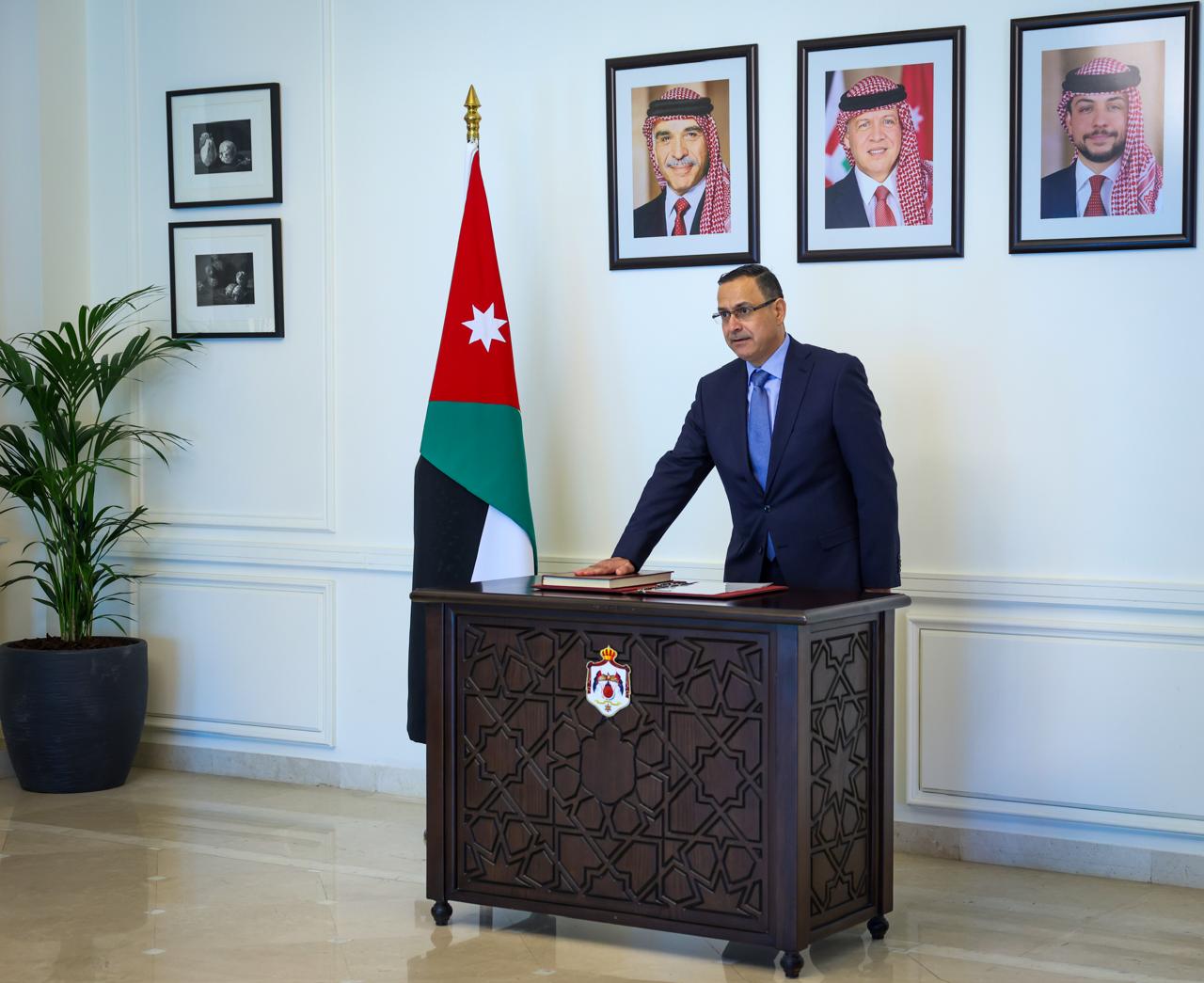 أعضاء مجلس مفوضي العقبة الاقتصادية الخاصة يؤدون القسم القانوني أمام رئيس الوزراء