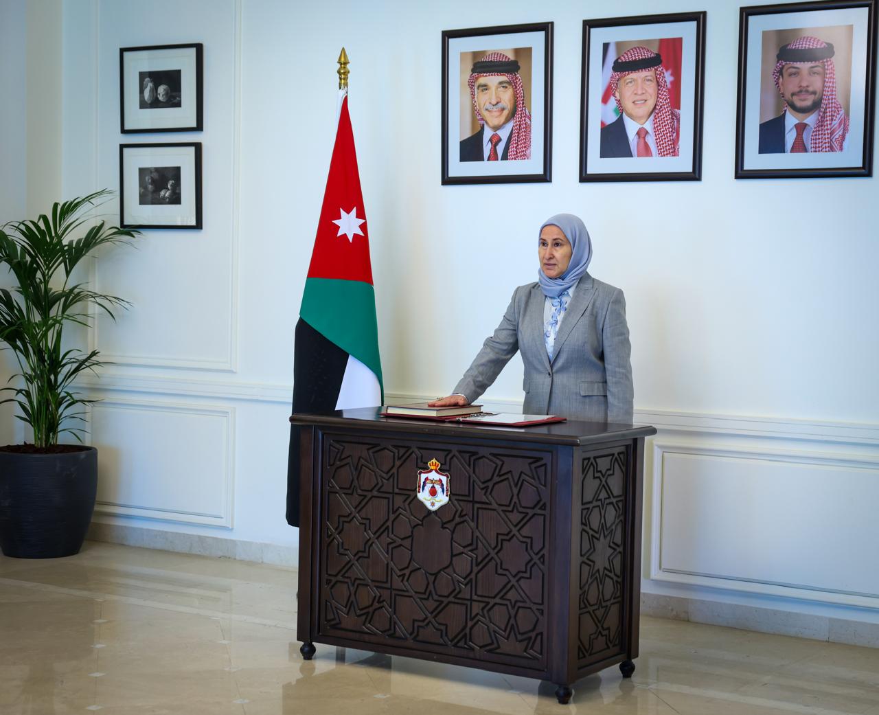 أعضاء مجلس مفوضي العقبة الاقتصادية الخاصة يؤدون القسم القانوني أمام رئيس الوزراء