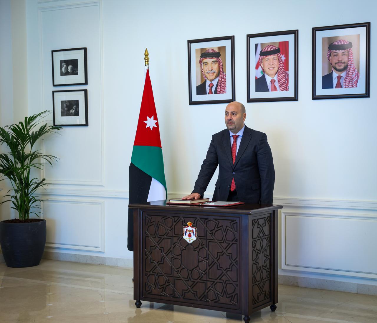 أعضاء مجلس مفوضي العقبة الاقتصادية الخاصة يؤدون القسم القانوني أمام رئيس الوزراء