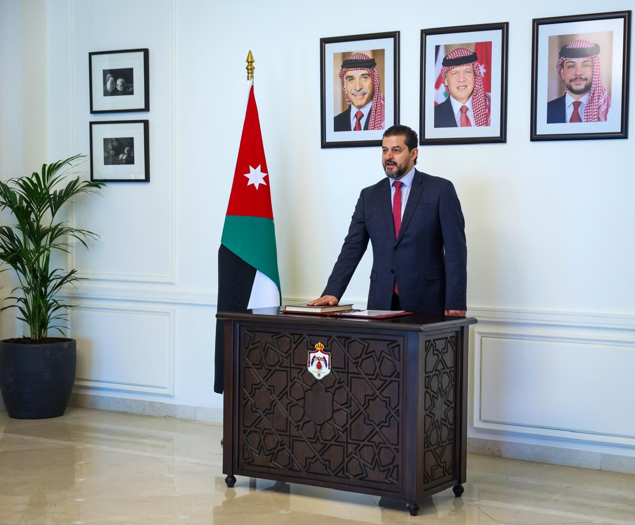 أعضاء مجلس مفوضي العقبة الاقتصادية الخاصة يؤدون القسم القانوني أمام رئيس الوزراء