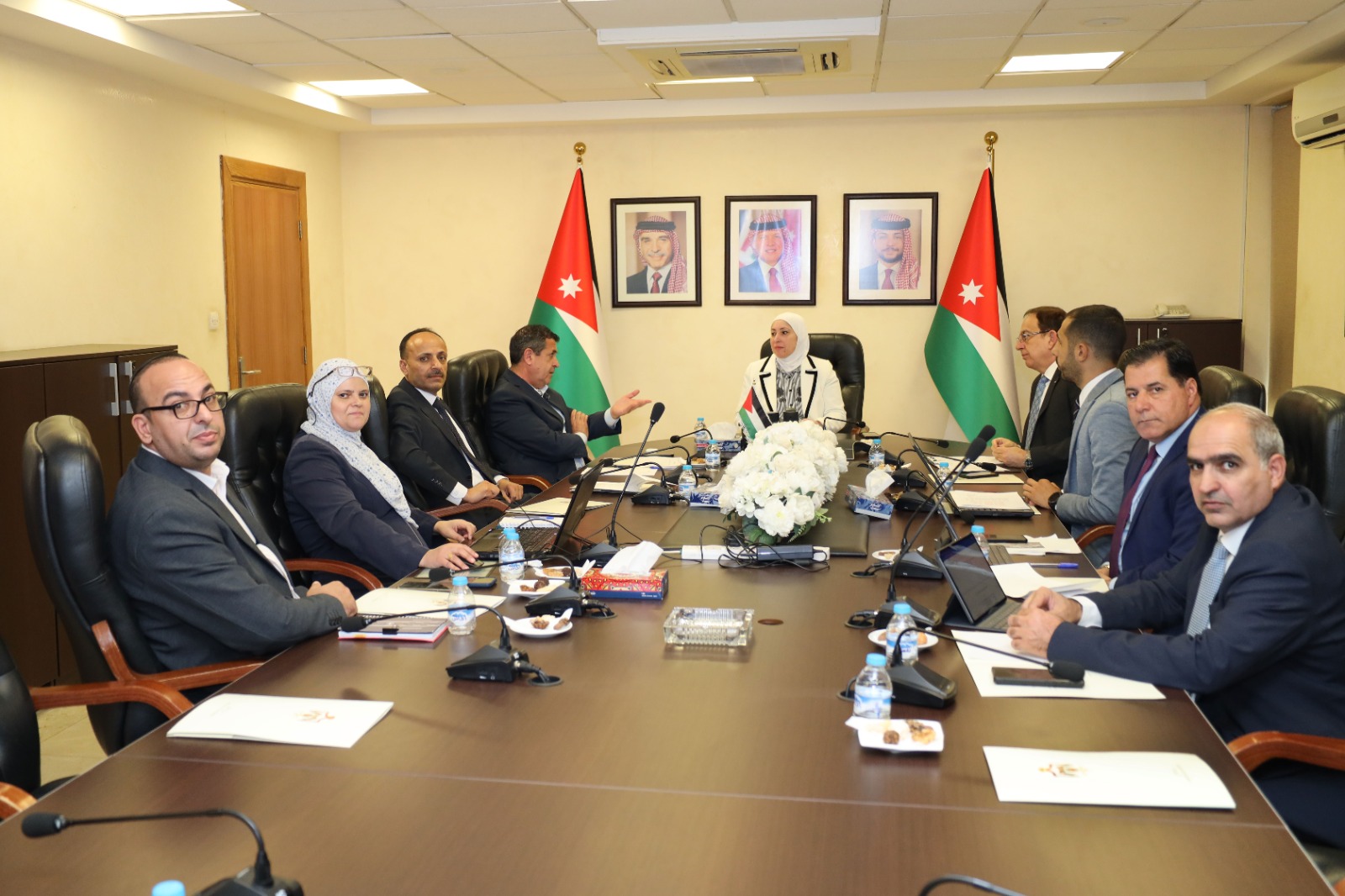 اجتماع يبحث مستجدات ترخيص وتشغيل مطار عمان المدني