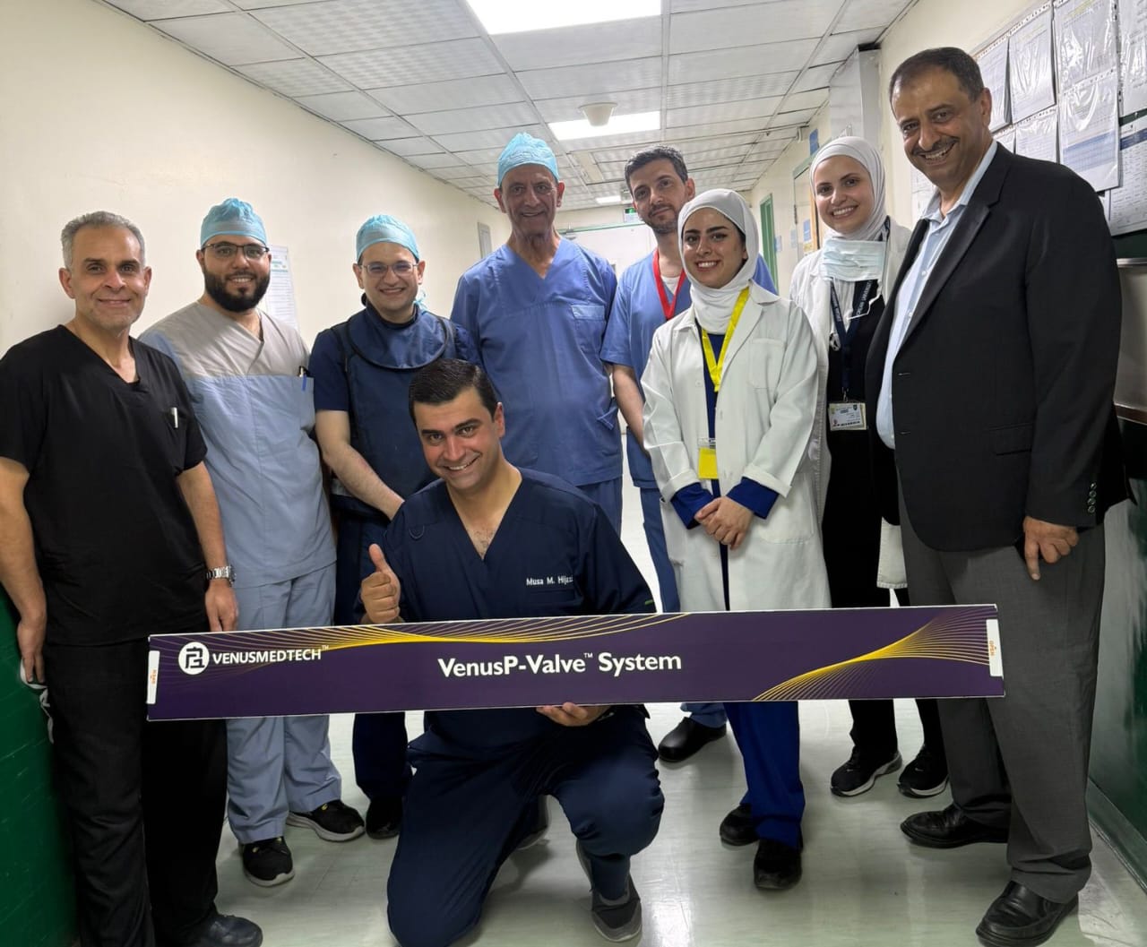 فريقٌ طبيٌّ مُتخصّص بمستشفى الجامعة يُجري عمليّة زراعة صمّام رئوي بالقسطرة