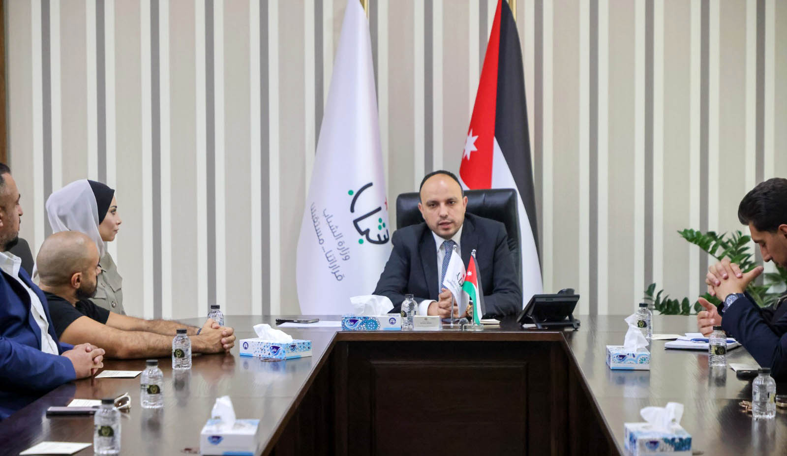 وزير الشباب يلتقي شباباً مبتكرين قدموا حلولاً لقضايا وطنية