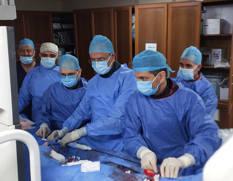 فريقٌ طبيٌّ مُتخصّص بمستشفى الجامعة يُجري عمليّة زراعة صمّام رئوي بالقسطرة