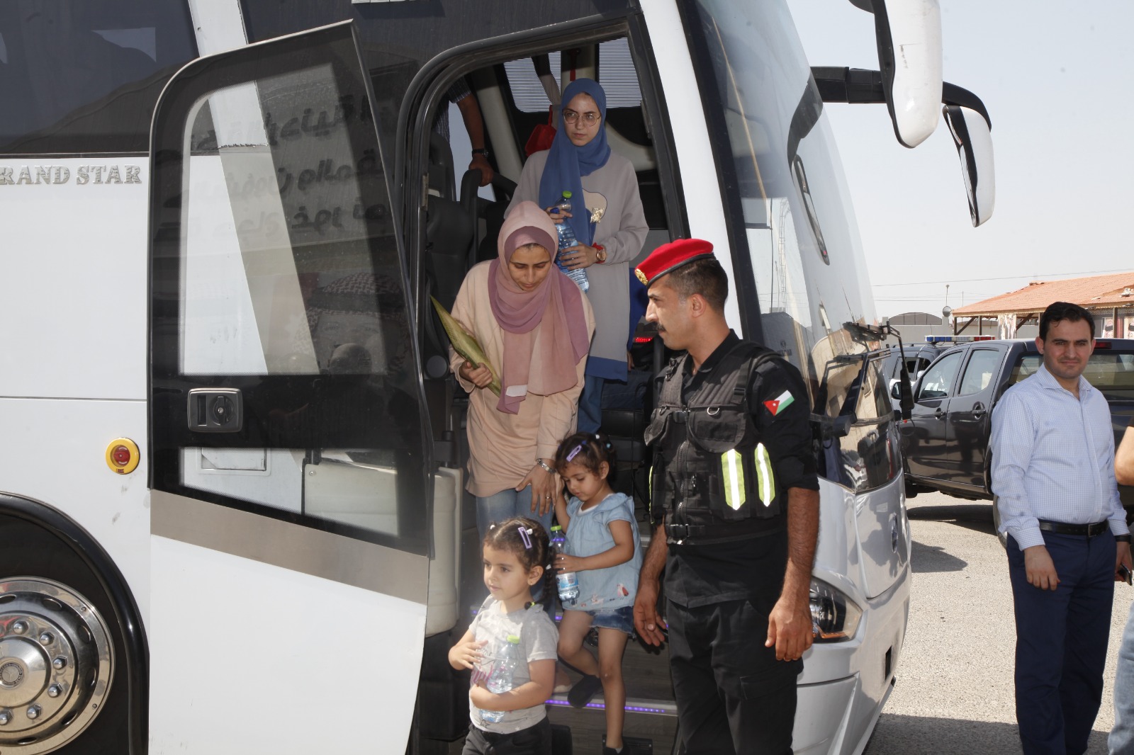 بواسل الجيش العربي يُبلسمون بإنسانيتهم جراح أطفال غزة