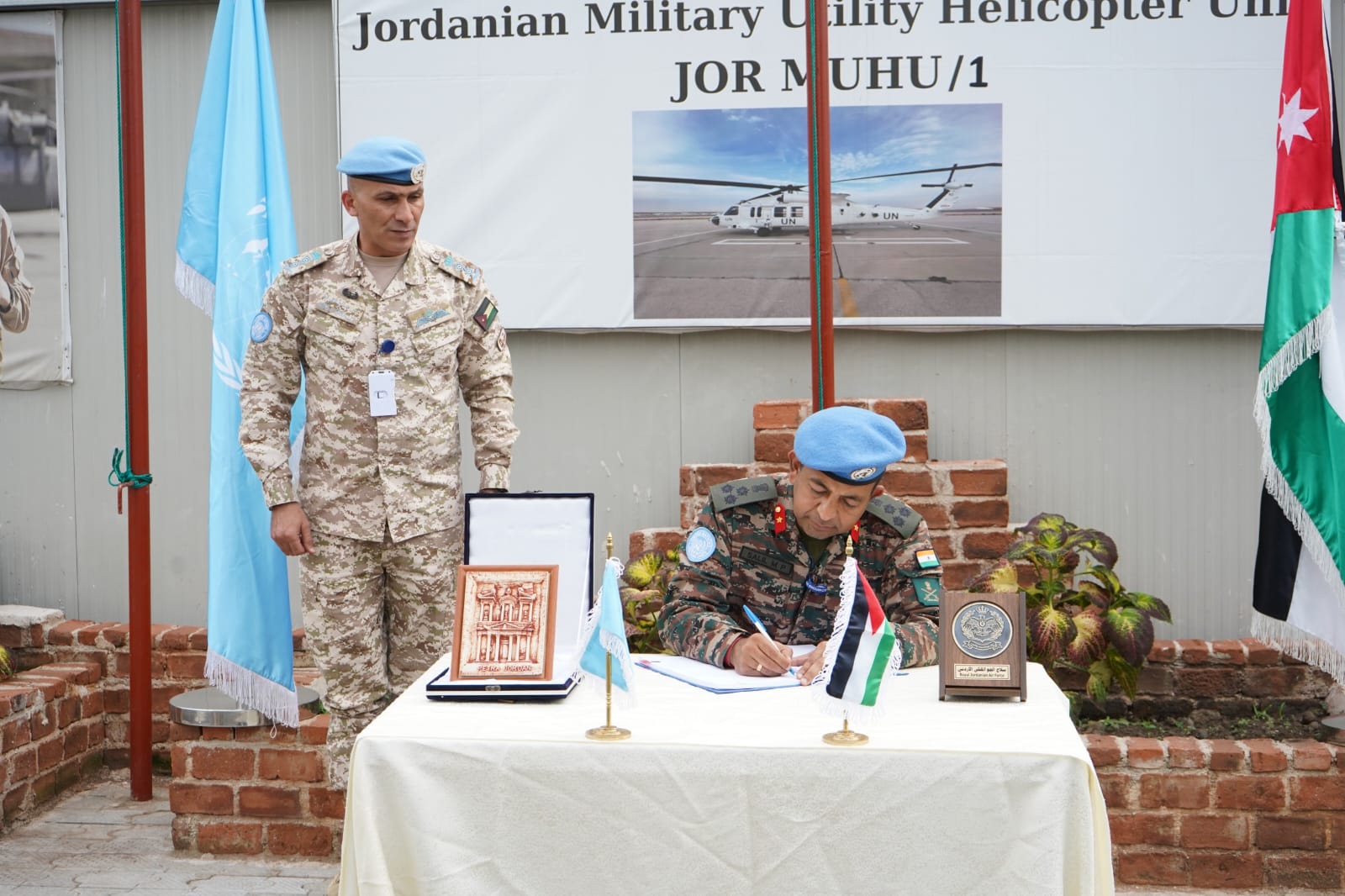 قائد القاطع الأوسط في بعثة دعم الاستقرار يزور وحدة الطائرات العامودية الأردنية/ الكونغو 1