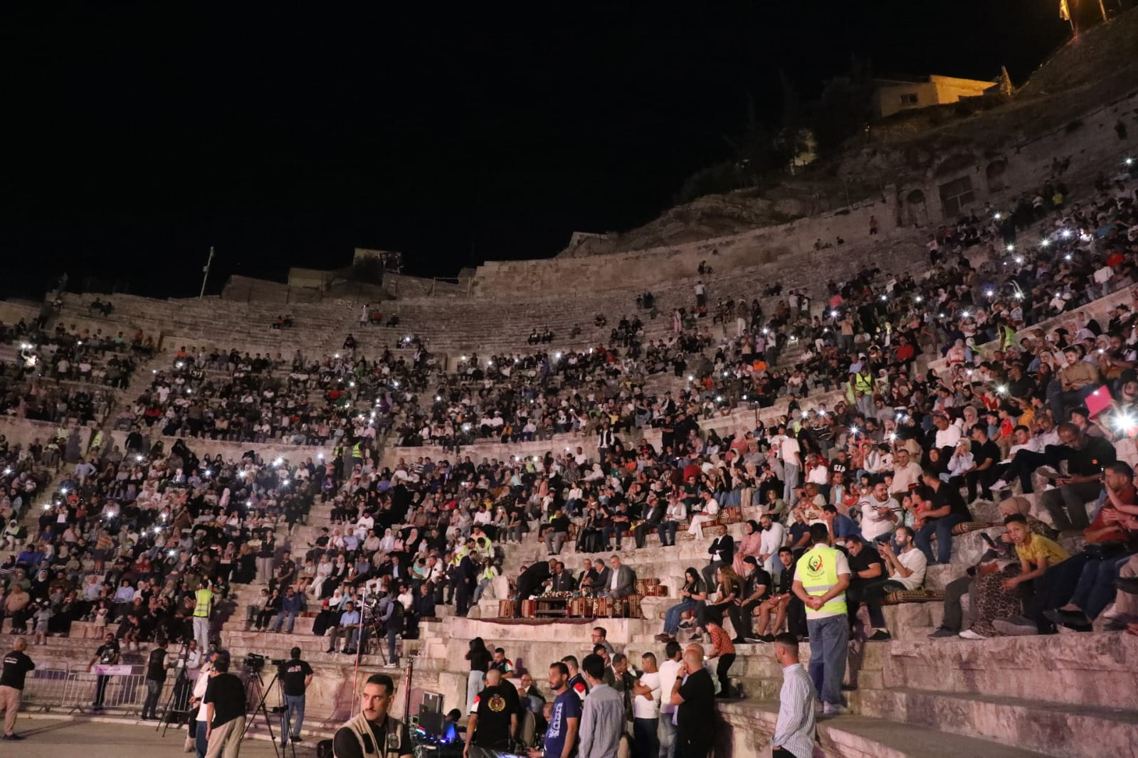 المدرج الروماني يحتضن حفلاً فنياً وطنياً احتفاءً بالأعياد الوطنية