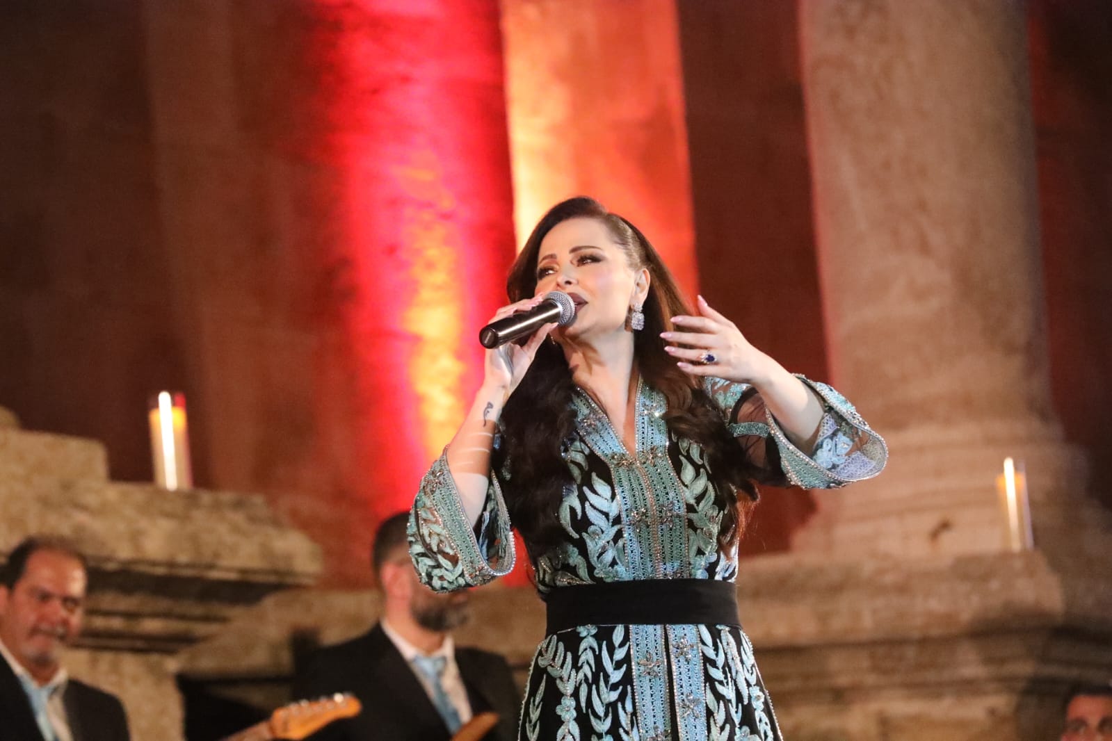 المدرج الروماني يحتضن حفلاً فنياً وطنياً احتفاءً بالأعياد الوطنية