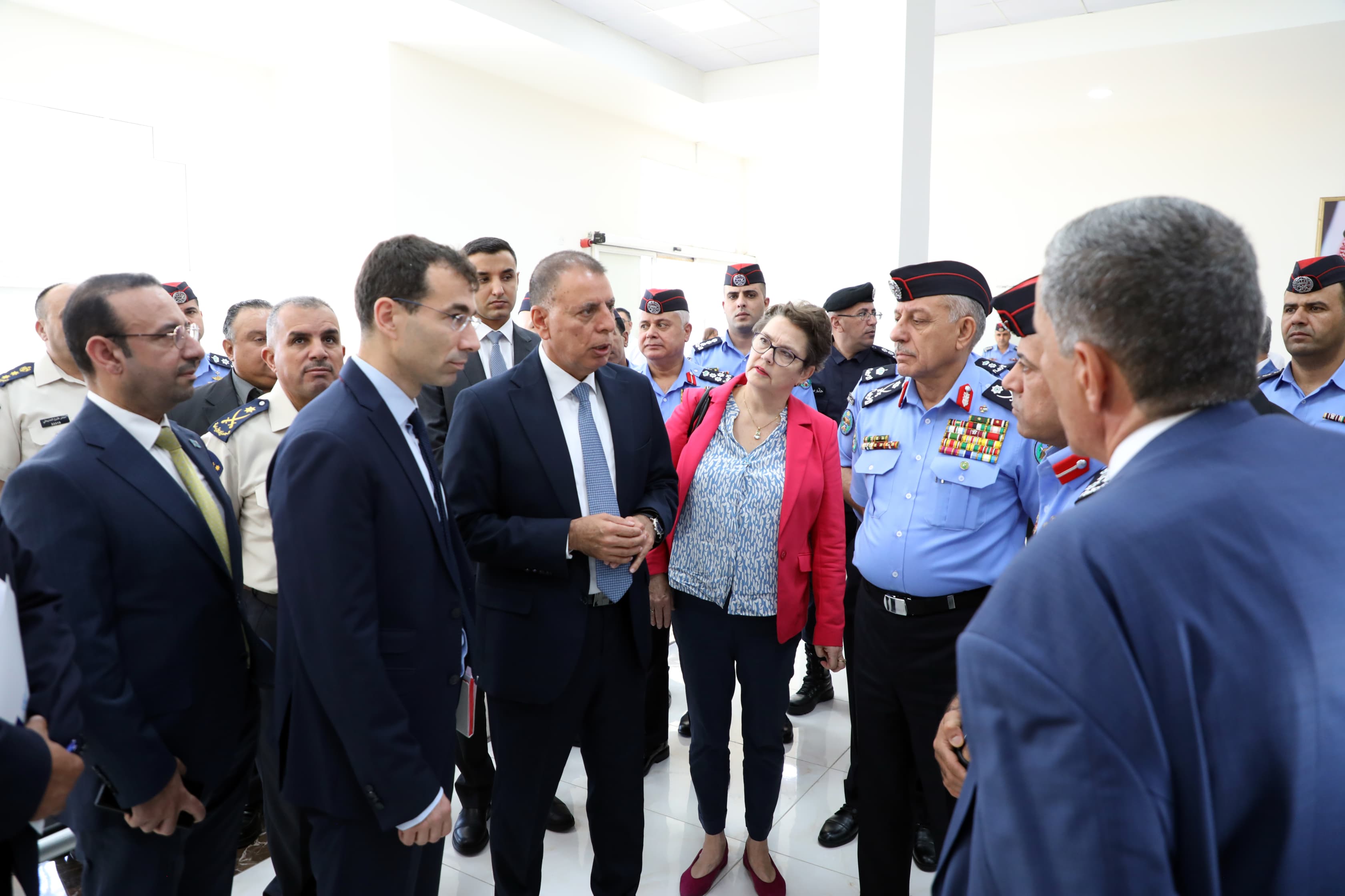 وزير الداخلية يفتتح مبنى الحافلات وغرفة الإدارة المتكاملة في مركز حدود جابر